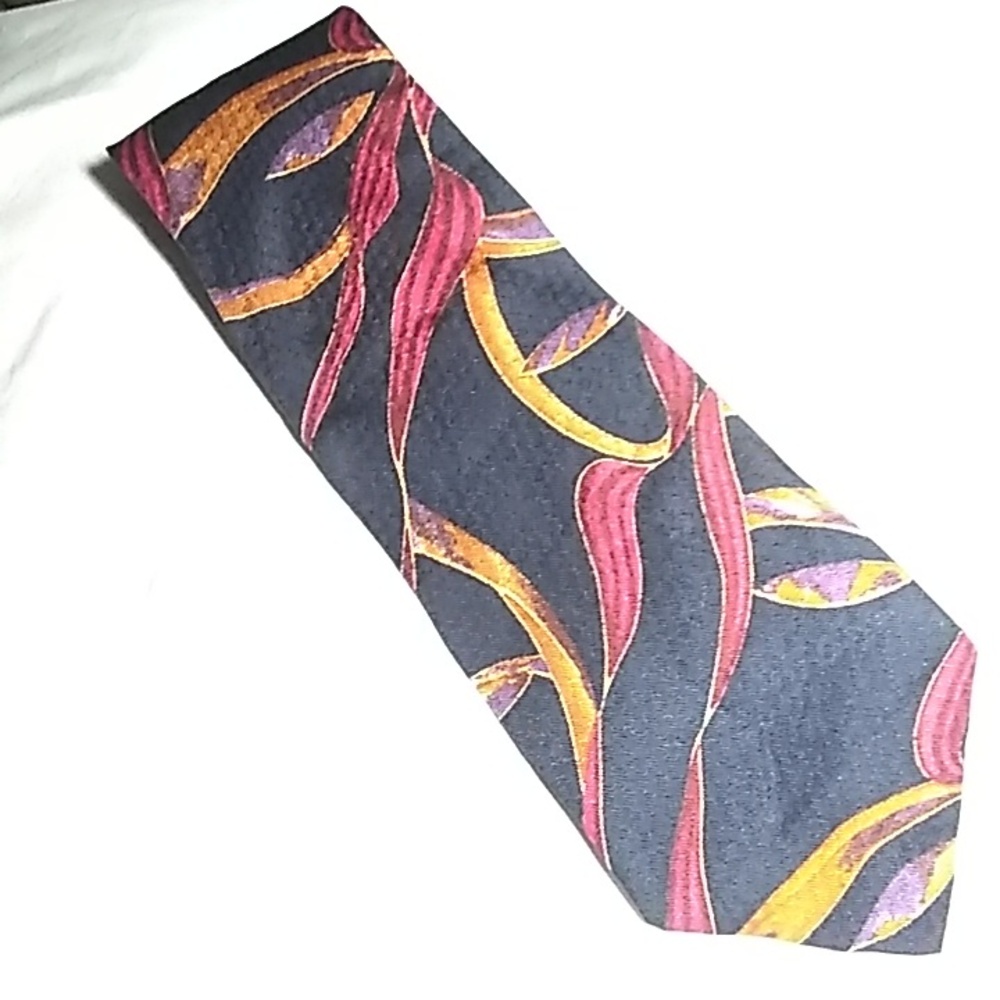 striking leaves tie